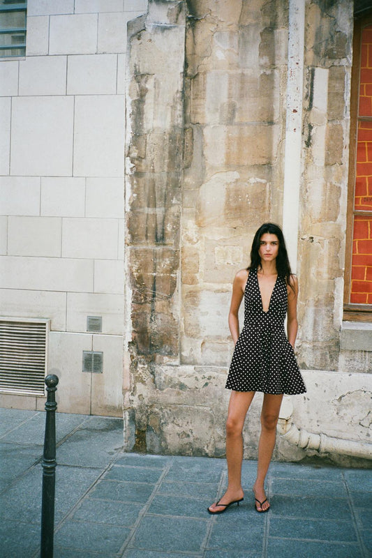 Vestido corto halter con lazo y lunares