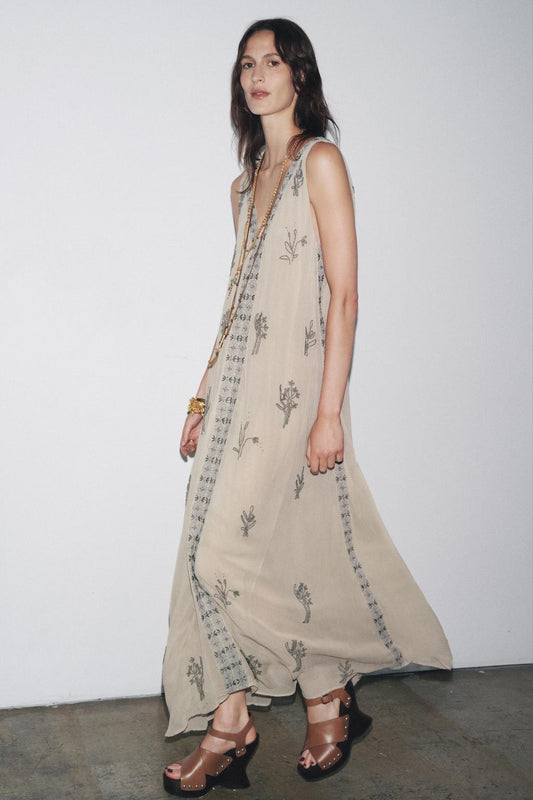 Vestido largo bordado con pedrería